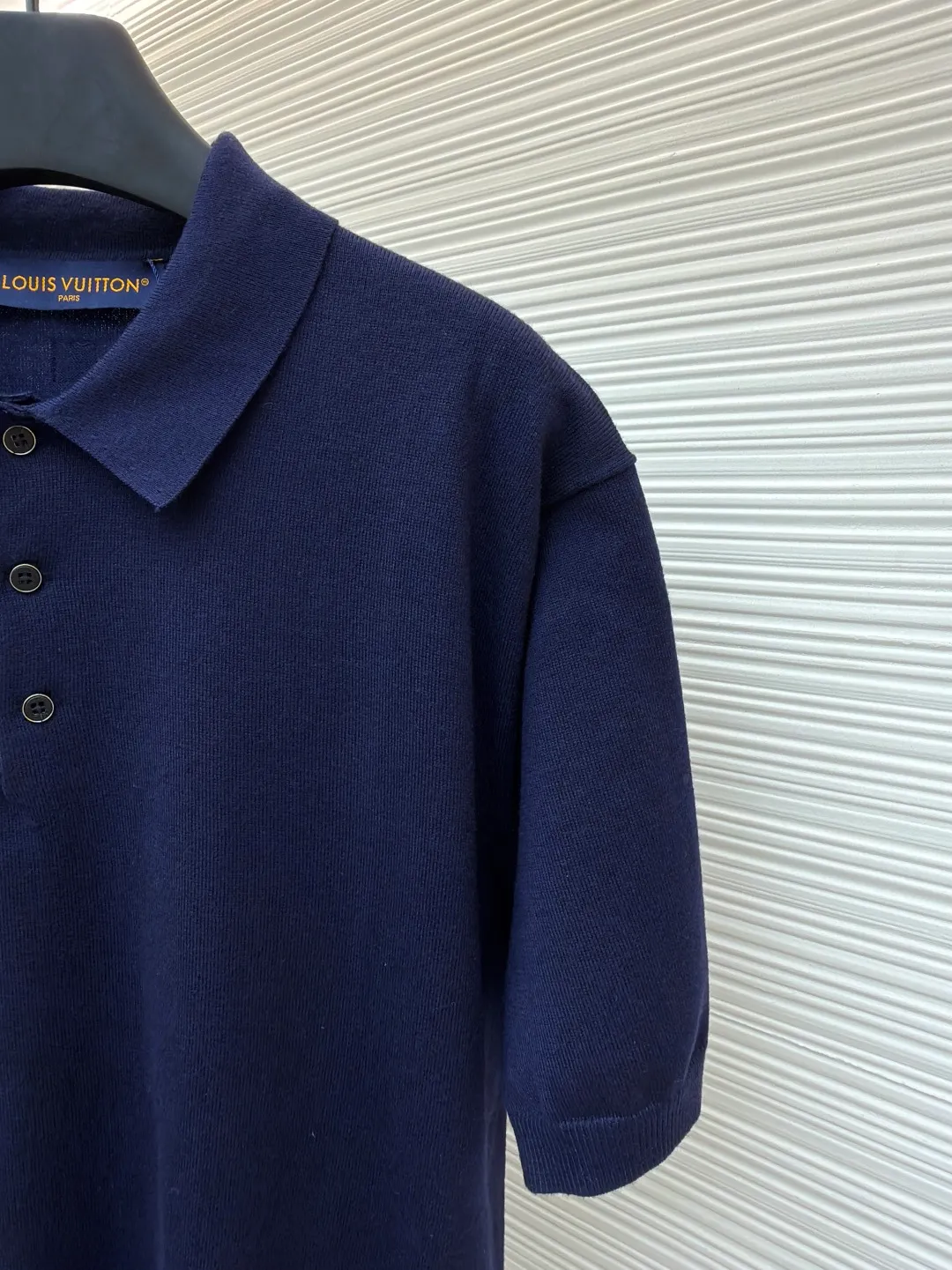 LOUIS VUITTON leather label polo shirt ●Original version: Purchased and developed for 11300 ●Item number: 1681738-A45 ●Fabric: wool blended fabric ●Technology: knitted ●Color: navy blue ●Version: fitted version ●Weight: about 250 grams ●Size: XS-S-M-L ●Description: This short-sleeved shirt is made of 2/45 wool blend, composed of 14-needle yarn and 1 stretch silk fabric piece, and 20-needle plate stitching. The weaving time is 90 minutes. After washing, you need to iron the bra first and then button it. This will make it smooth and beautiful. After buttoning, you need to embroider it. A fine silk-wool blend knit in calm tones, embroidered and leather logo patches decorate the left hem and back. It can add a preppy touch to business attire, or pair with tailored separates or slacks for a modern look. The overall wiring is straight and delicate, the fabric is comfortable and soft, and the color is consistent without color difference. It can be matched with the same style to create a fashionable look and control various occasions. Customized accessories, complete with three standards, same style for men and women!